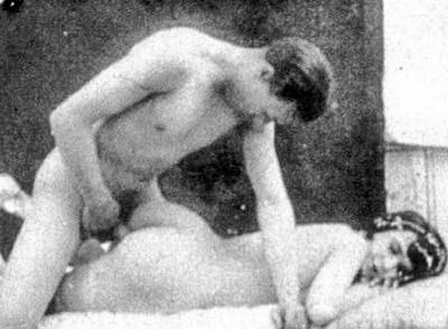 введение члена в толстую попу лежащей женщины, vintage erotic